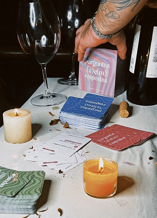 mesa de bar com taças de vinho e cartas — lifestyle